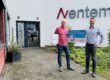 Foto der Übergabe des CrefoZert Bonitätszertifikats zeigt v.l.n.r. Holger Niewind (Geschäftsführer und Inhaber Aventem GmbH) und Florian Wendorf (Head of Key Account Management, Creditreform Düsseldorf / Neuss)