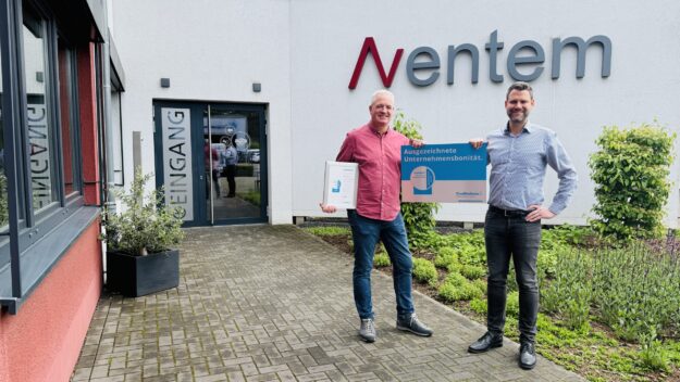 Foto der Übergabe des CrefoZert Bonitätszertifikats zeigt v.l.n.r. Holger Niewind (Geschäftsführer und Inhaber Aventem GmbH) und Florian Wendorf (Head of Key Account Management, Creditreform Düsseldorf / Neuss)