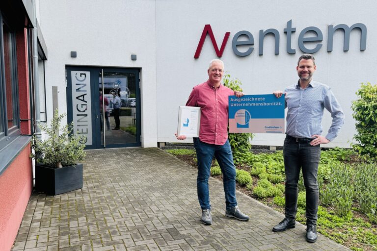 Foto der Übergabe des CrefoZert Bonitätszertifikats zeigt v.l.n.r. Holger Niewind (Geschäftsführer und Inhaber Aventem GmbH) und Florian Wendorf (Head of Key Account Management, Creditreform Düsseldorf / Neuss)